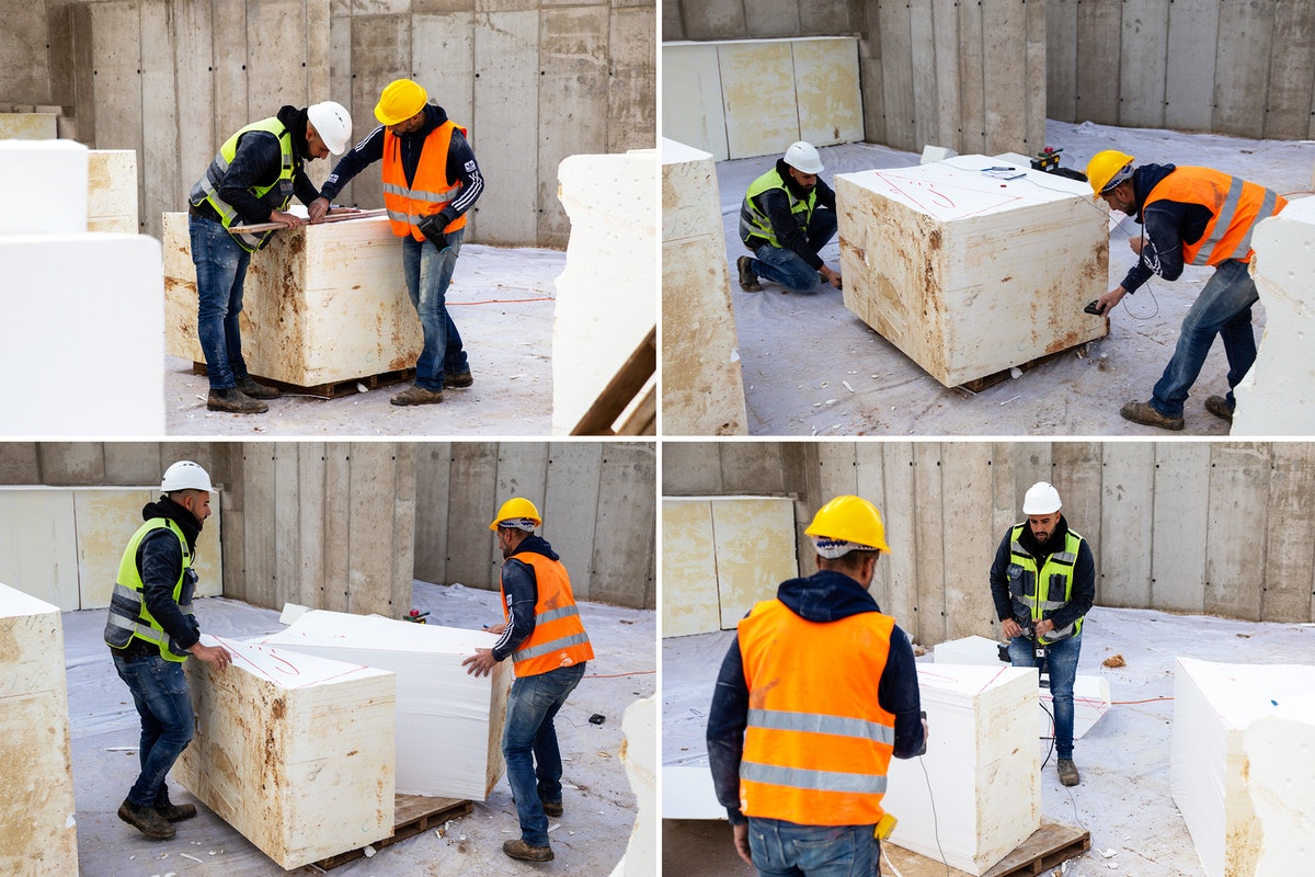 Blocs de PSE en train d’être coupés pour être placés dans les jardinières.