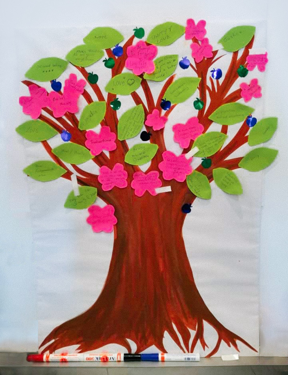 Lors d’un rassemblement en Malaisie, une œuvre d’art collaborative a été créée en utilisant un arbre comme symbole de la diversité et de l’abondance des qualités spirituelles que Dieu a données à l’humanité.