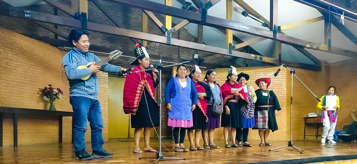 Participants à une conférence en Bolivie qui chantent des chansons inspirées des enseignements bahá’ís et des activités de construction de communautés.