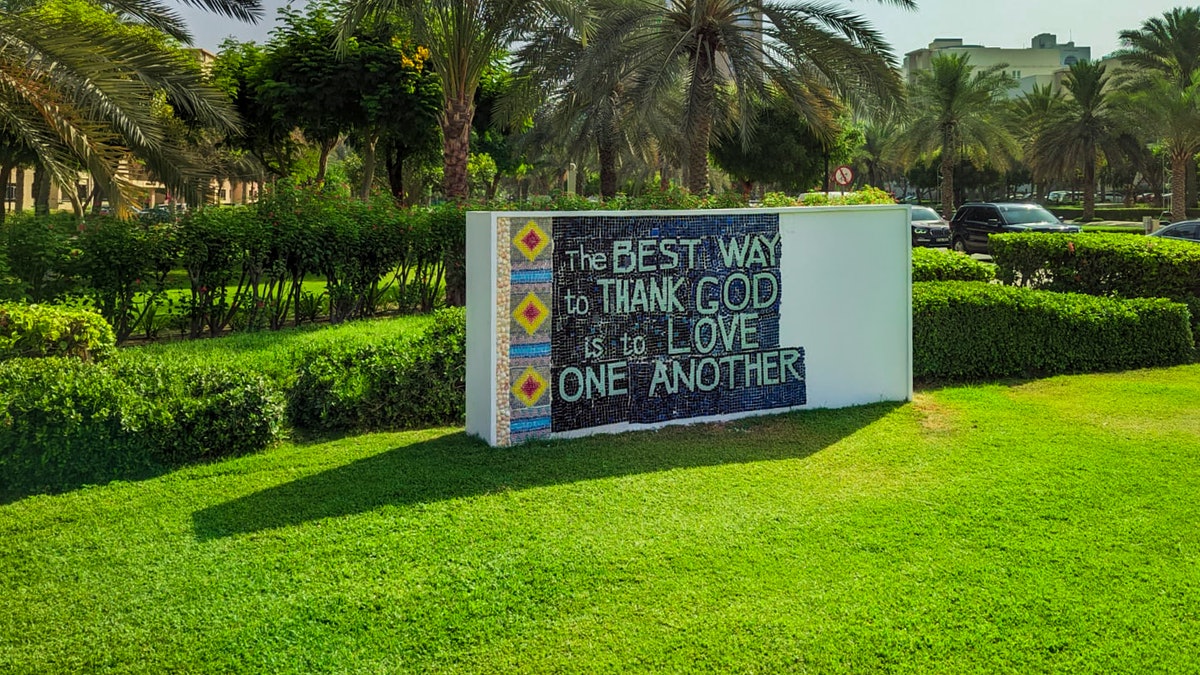 Des jeunes de Dubaï, aux Émirats arabes unis, ont créé cette mosaïque inspirée par la série de conférences organisées dans ce pays. On peut lire sur la mosaïque : « La meilleure façon de remercier Dieu est de s’aimer les uns les autres. »