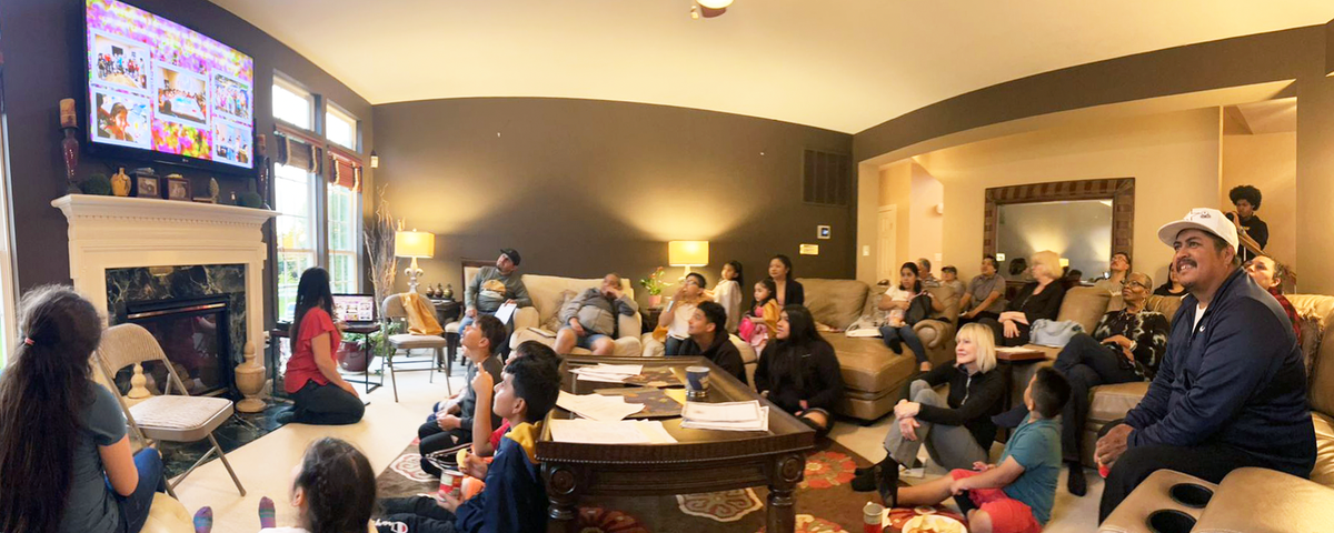 Des amis et des voisins de tous âges lors d’une réunion organisée dans une maison à San Diego, aux États-Unis, dans le cadre de la série de conférences organisées dans cette ville.