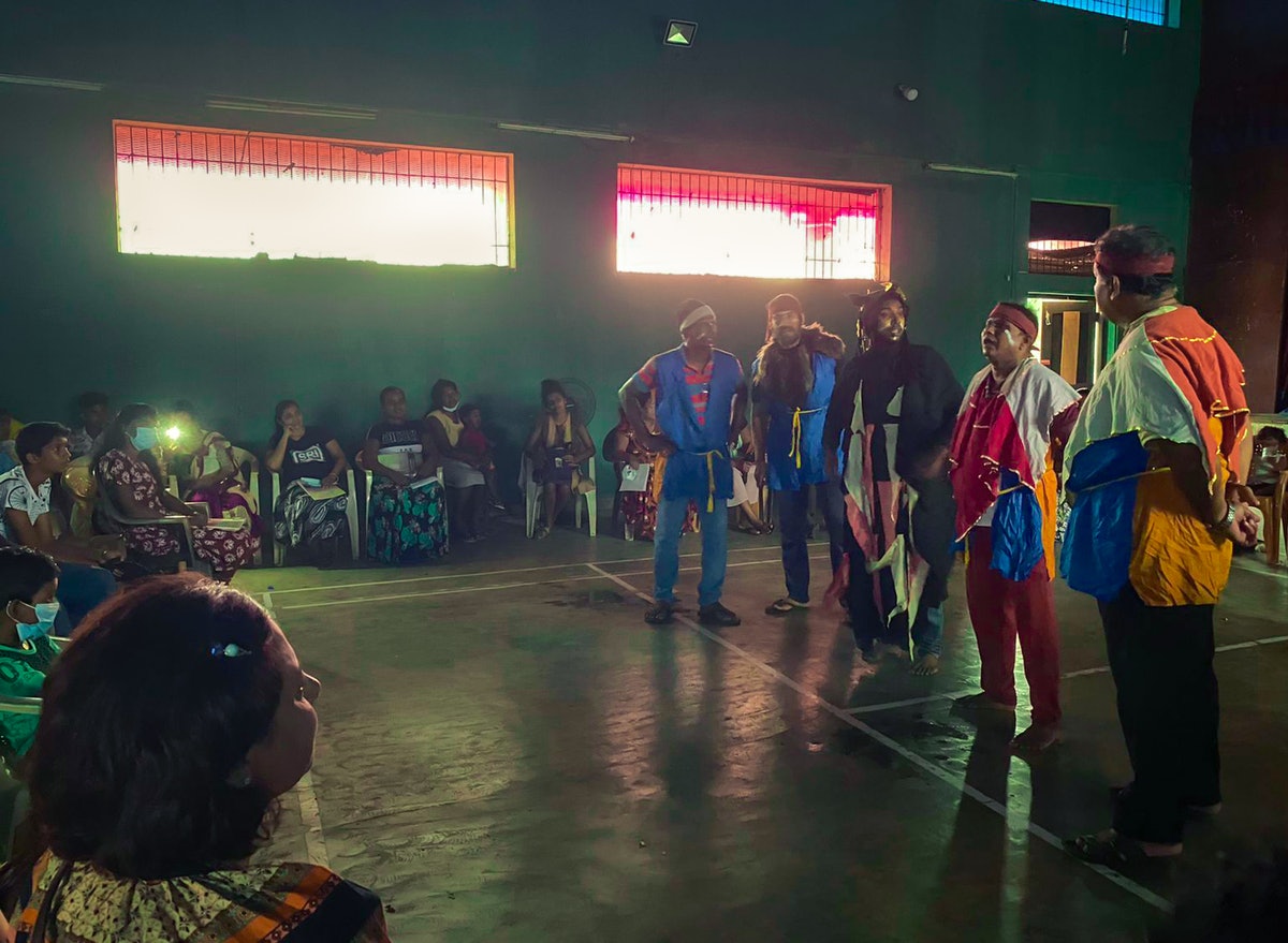 Participants qui assistent une représentation artistique à une conférence à Katana, au Sri Lanka, la première d’une série de conférences qui se tiendront dans cette région.