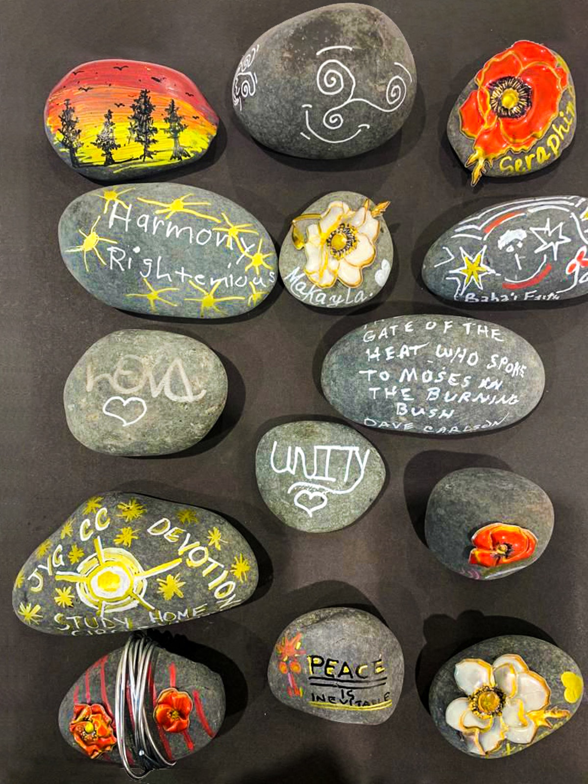 Les participants à une conférence aux États-Unis ont décoré des pierres avec des mots d’espoir et des motifs floraux inspirés des écrits bahá’ís.