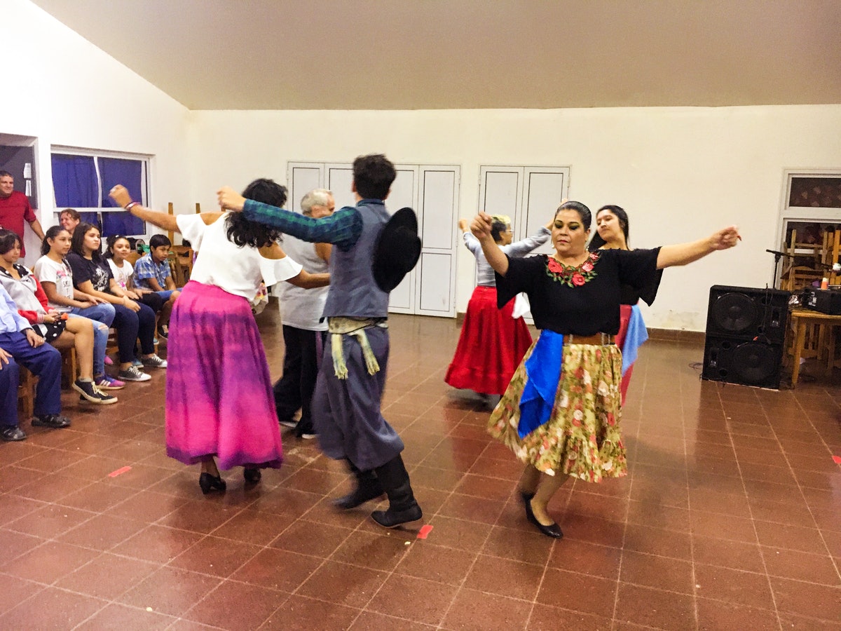 Participants à une conférence dans le village de San Javier dans la province de Misiones, en Argentine, exécutant la chacarera, une danse traditionnelle de cette région.