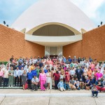 Des résidents locaux, des responsables gouvernementaux et des dirigeants de diverses communautés religieuses réfléchissent au rôle unificateur de la maison d’adoration bahá’íe au Panama au cours des cinquante dernières années.