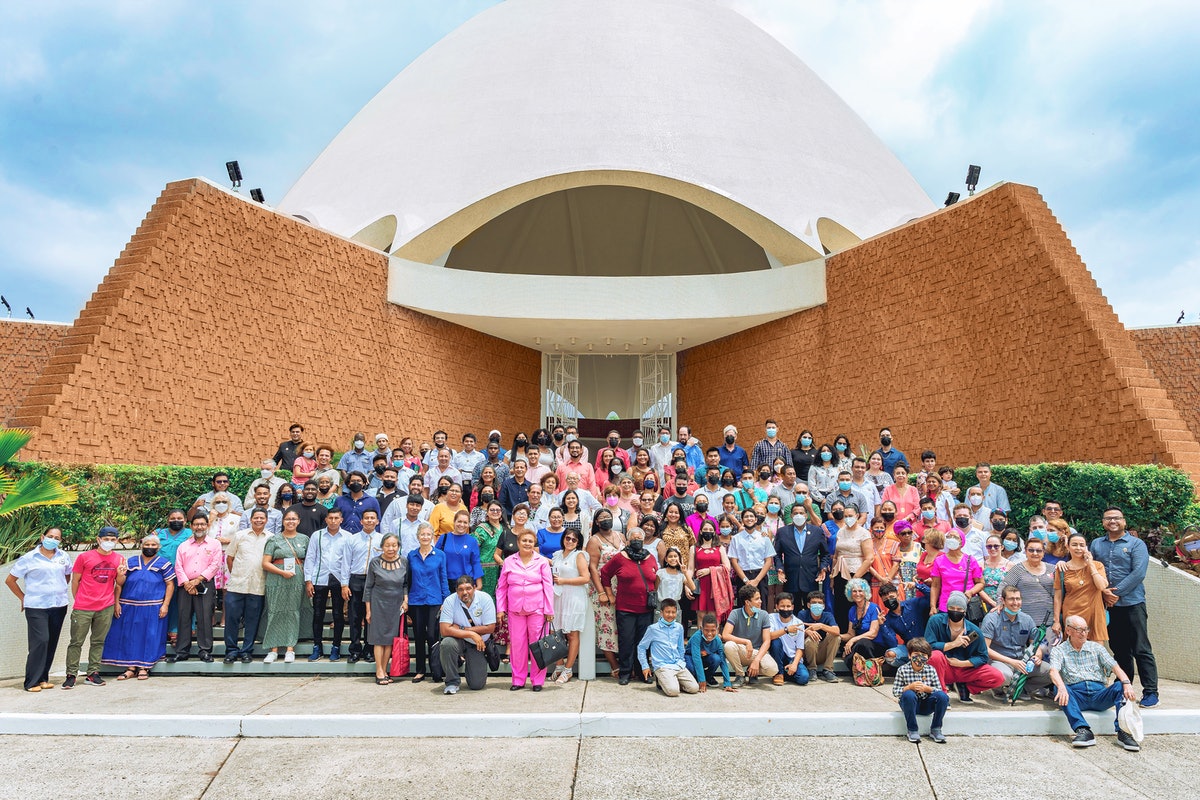 Des résidents locaux, des responsables gouvernementaux et des dirigeants de diverses communautés religieuses réfléchissent au rôle unificateur de la maison d’adoration bahá’íe au Panama au cours des cinquante dernières années.