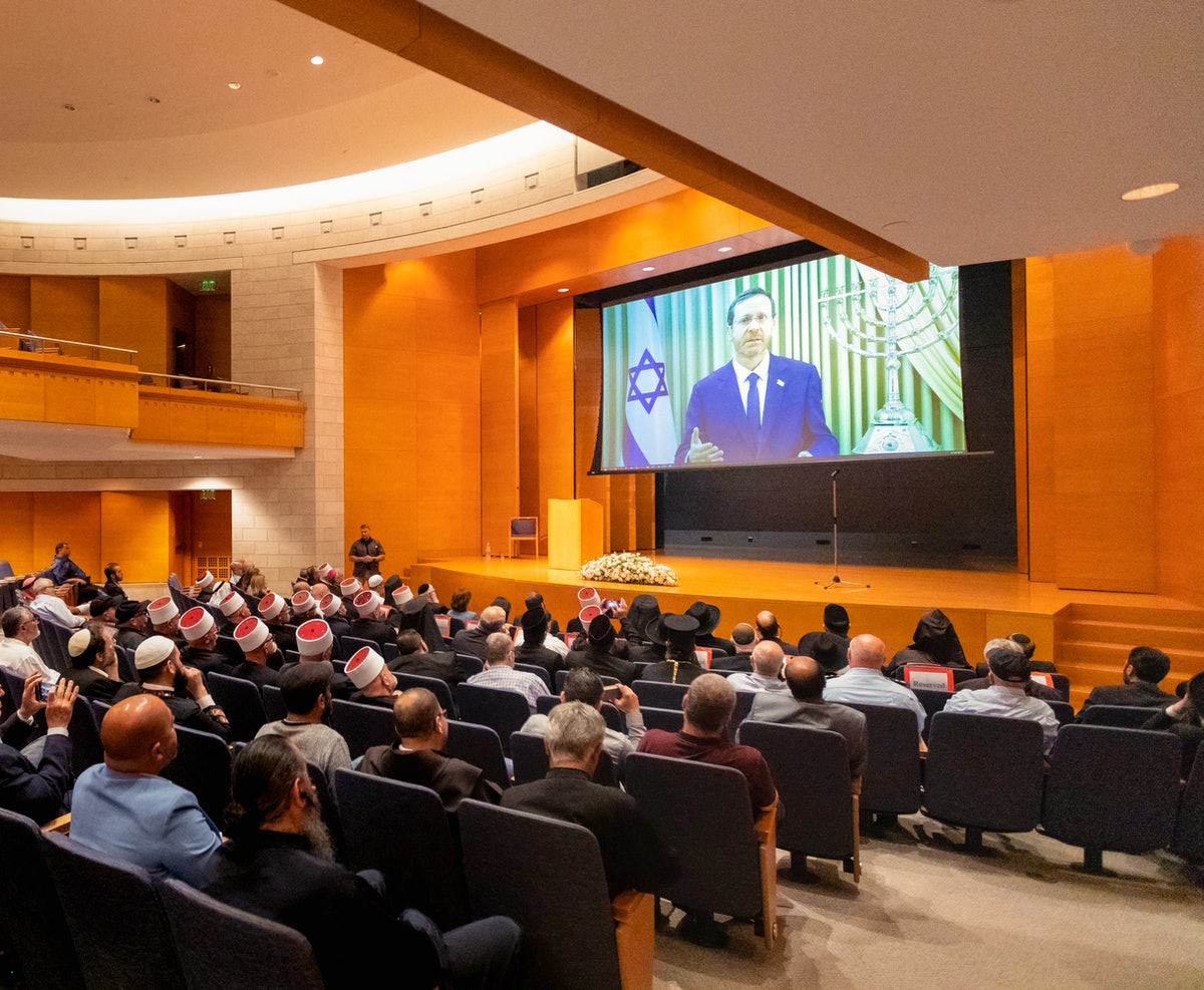 Le président d’Israël, Isaac Herzog, s’est adressé à l’assemblée dans un message vidéo, mettant en avant les valeurs partagées entre les religions et soulignant l’importance de l’unité dans la diversité.