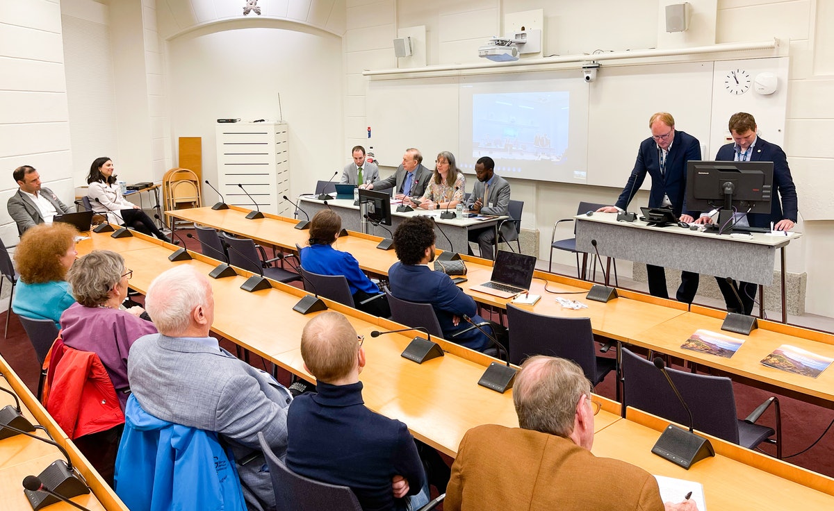Forum de discussion associé à Stockholm+50, qui s’est tenu au Parlement suédois et a été coorganisé par le BIC avec deux députés suédois et d’autres organisations de la société civile. Le panel était animé par Anders Österberg et Mattias Vepsä, députés suédois. Participants au panel, de gauche à droite : Daniel Perell, représentant du BIC ; Augusto Lopez Claros, directeur exécutif du Forum sur la gouvernance mondiale ; Sylvia Karlsson-Vinkhuyzen, membre du conseil d’administration du Forum international de l’environnement ; et Peter Aburi, représentant du BIC. Maria Fernanda Espinosa, ancienne présidente de l’Assemblée générale des Nations unies et membre de Global Women Leaders : Voices for Change and Inclusion (Femmes leaders mondiales : des voix pour le changement et l’inclusion) ; et Maja Groff, animatrice de la Commission sur la gouvernance climatique, s’est jointe virtuellement.