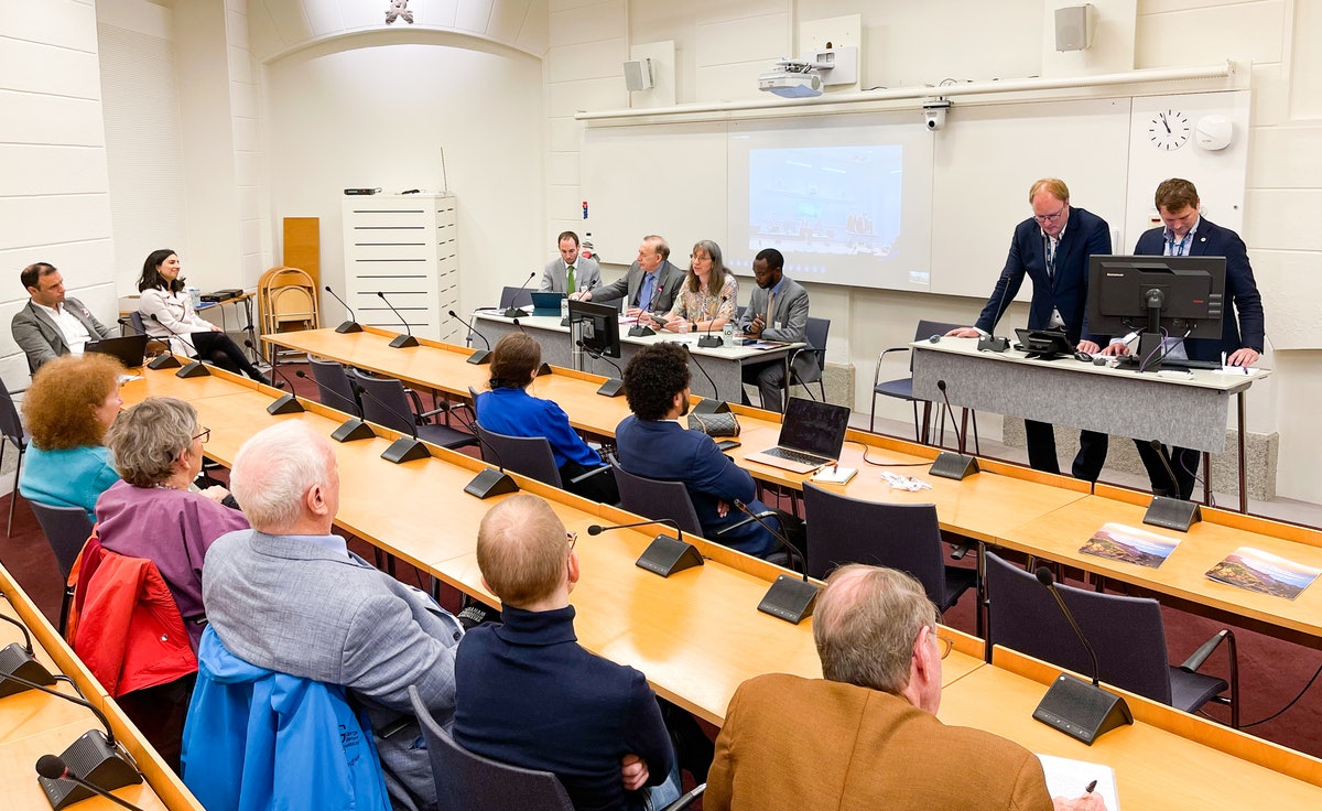 Forum de discussion associé à Stockholm+50, qui s’est tenu au Parlement suédois et a été coorganisé par le BIC avec deux députés suédois et d’autres organisations de la société civile. Le panel était animé par Anders Österberg et Mattias Vepsä, députés suédois. Participants au panel, de gauche à droite : Daniel Perell, représentant du BIC ; Augusto Lopez Claros, directeur exécutif du Forum sur la gouvernance mondiale ; Sylvia Karlsson-Vinkhuyzen, membre du conseil d’administration du Forum international de l’environnement ; et Peter Aburi, représentant du BIC. Maria Fernanda Espinosa, ancienne présidente de l’Assemblée générale des Nations unies et membre de Global Women Leaders : Voices for Change and Inclusion (Femmes leaders mondiales : des voix pour le changement et l’inclusion) ; et Maja Groff, animatrice de la Commission sur la gouvernance climatique, s’est jointe virtuellement.