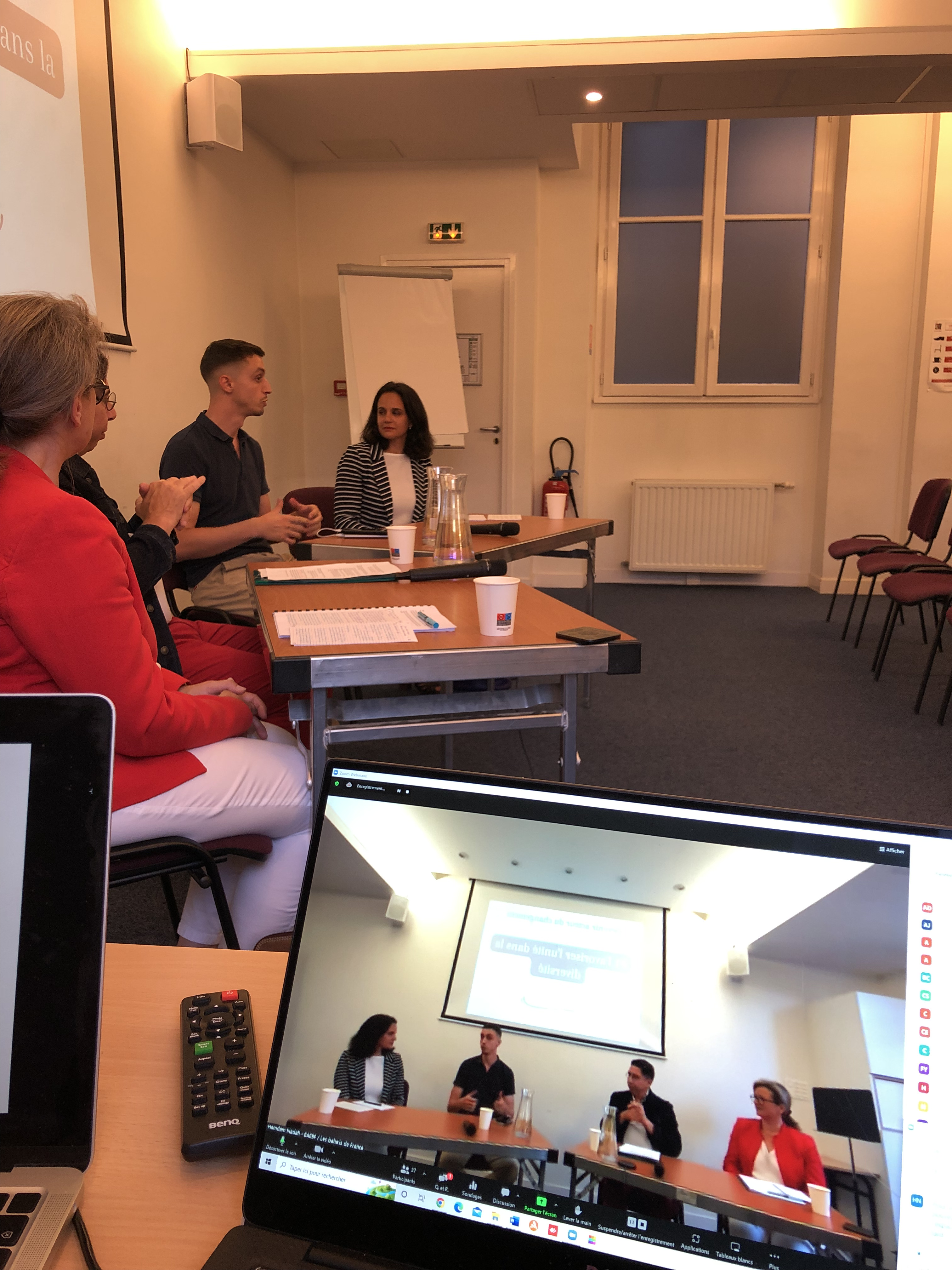 Les participants ont pu assister à la table ronde en présentiel et en visio-conférence.