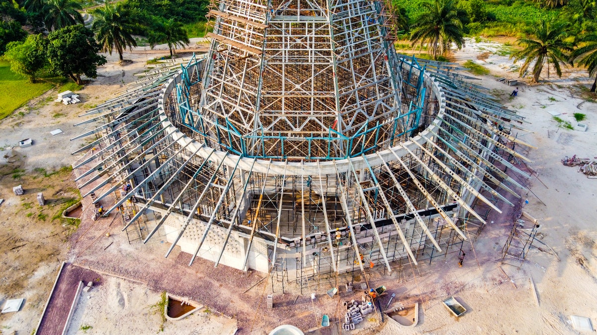 Le montage de la structure en acier de l’auvent inférieur, qui repose sur les murs extérieurs, est presque terminé.