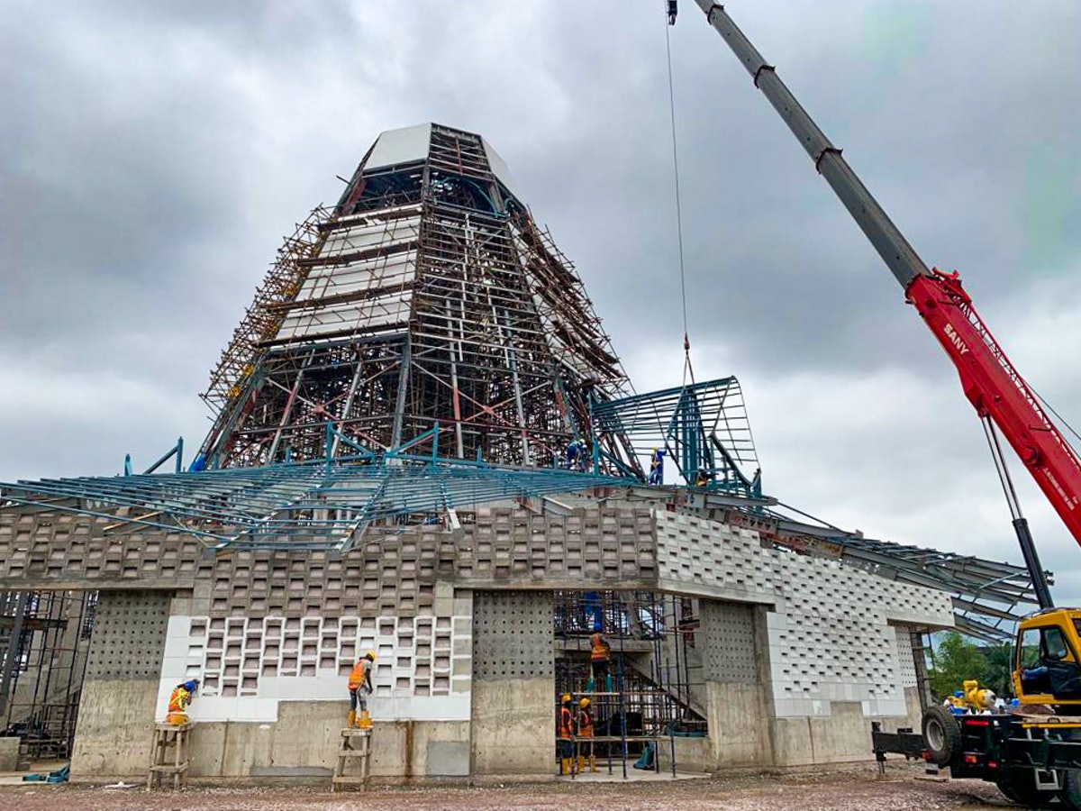 Voici une première vue de la première des neuf sections de la structure métallique de la verrière supérieure en cours d’installation. Les neuf sections de la verrière supérieure sont maintenant en place.