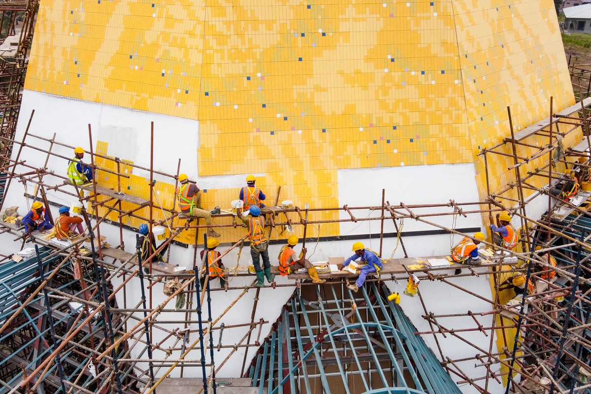 Gros plan du processus de pose des carreaux.