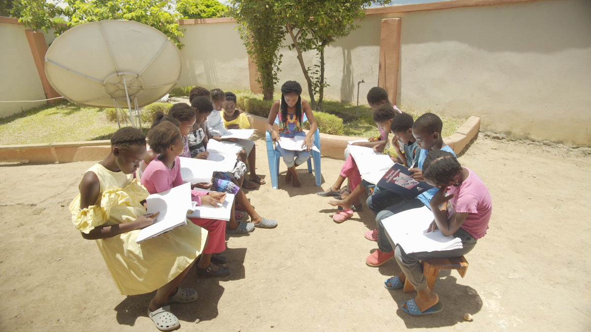 Groupe de jeunes à Kabwe, en Zambie, participant à un programme d’autonomisation morale proposé par la communauté bahá’íe locale.