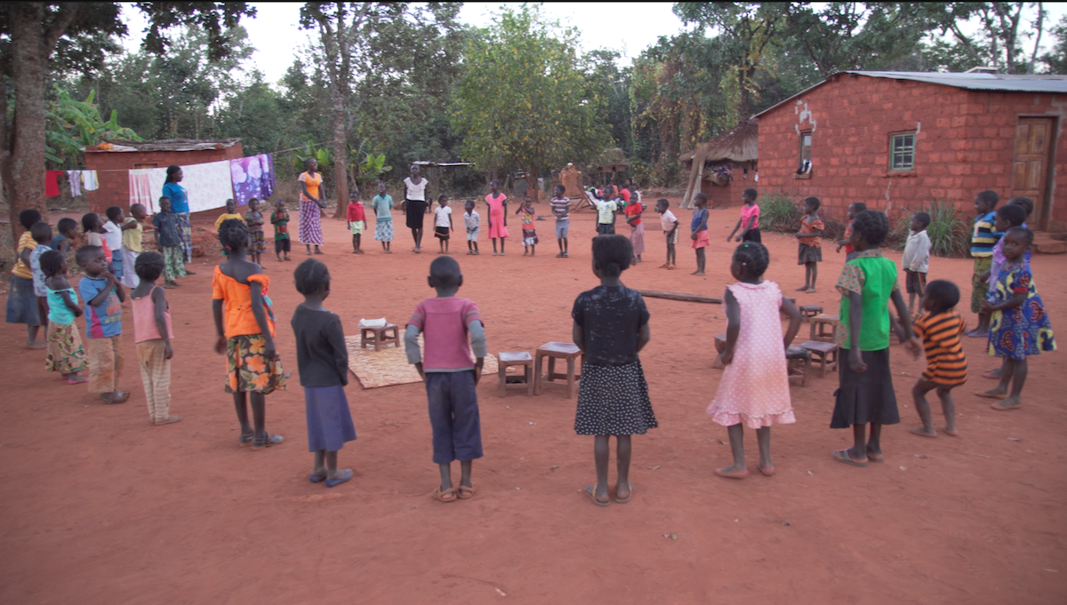 Des enfants de Mwinilunga, en Zambie, rassemblés pour des cours d’éducation morale.