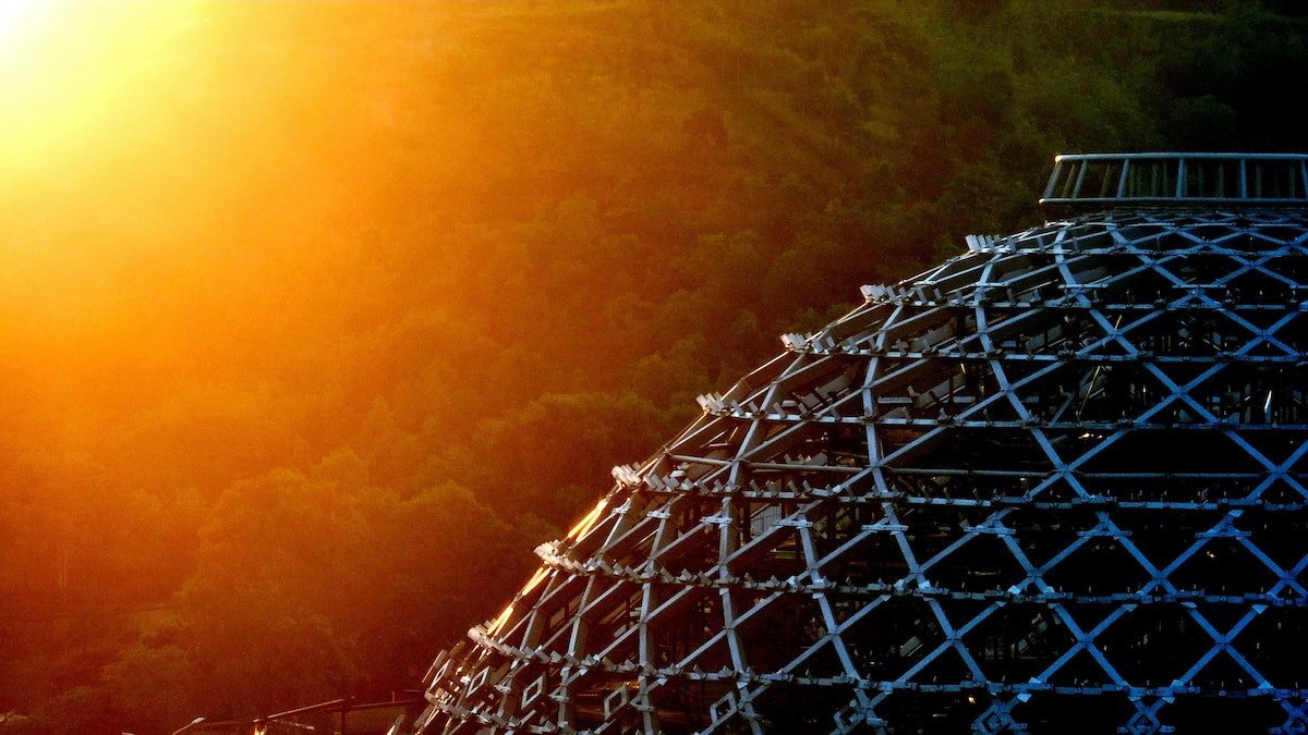 Vue de la structure du dôme avant la pose des panneaux d’étanchéité en aluminium.