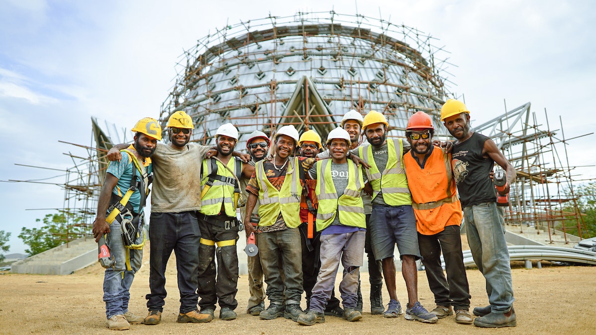 Photo de quelques-uns des membres de l’équipe de construction.