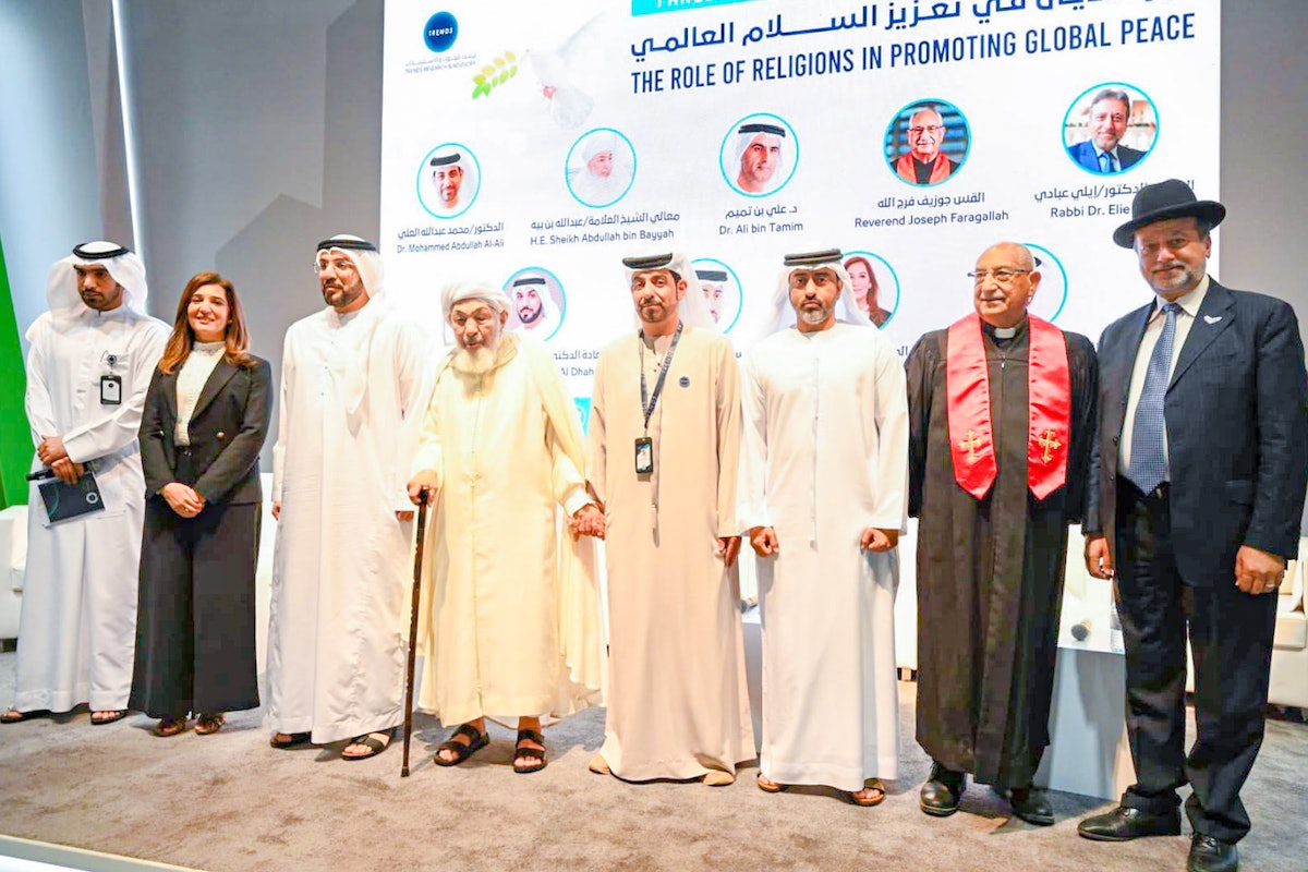 Lors d’une table ronde organisée à l’occasion du Salon international du livre d’Abu Dhabi 2022, Roeia Thabet (deuxième à partir de la gauche) a déclaré que « la religion doit nourrir chez les gens un fort désir d’agir pour le bien-être de l’humanité ».