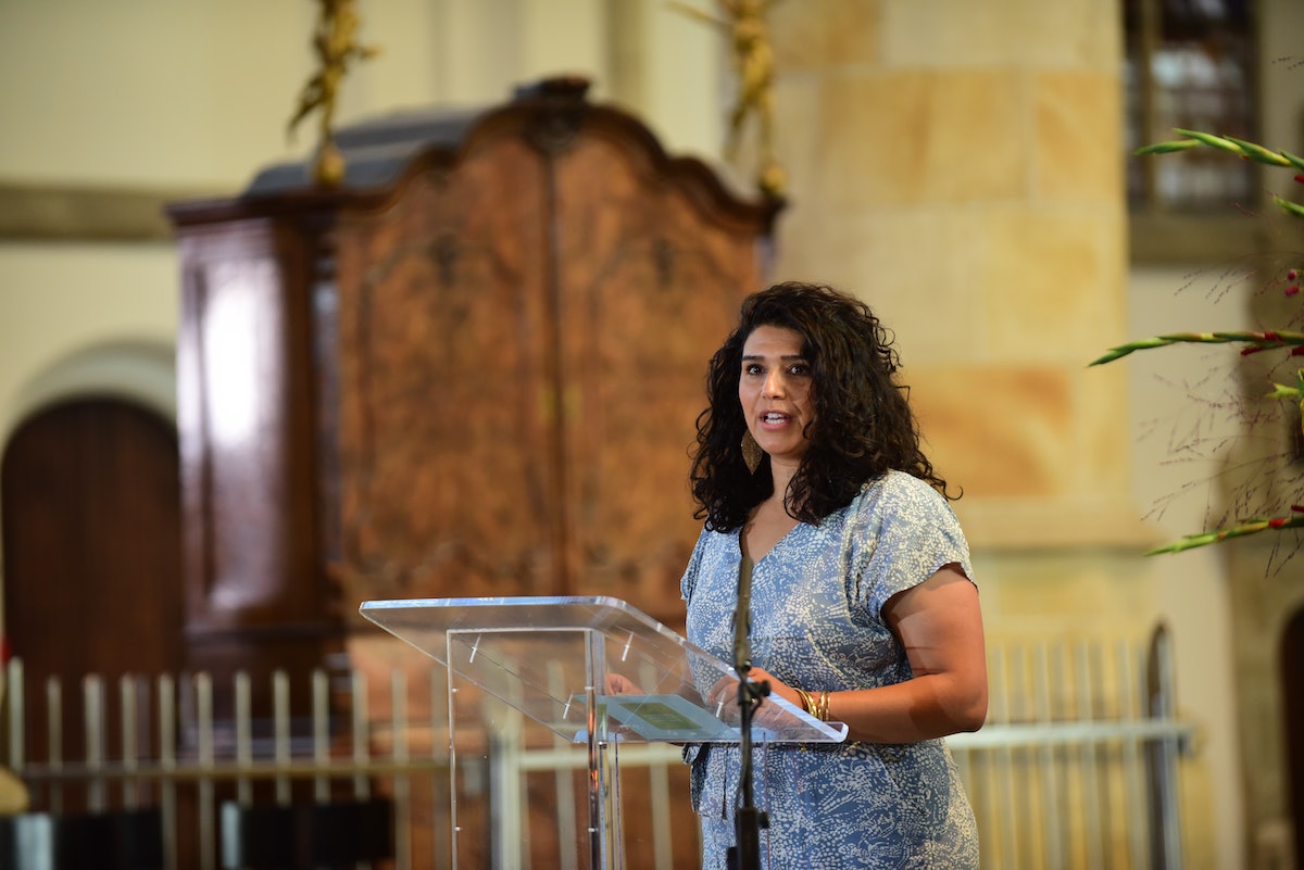 Lors de la récente ouverture de l’année parlementaire néerlandaise, Mona Milani-Lagas de la communauté bahá’íe, a cité des écrits de ‘Abdu’l-Bahá concernant les conditions préalables à des relations harmonieuses : « La première condition est l’amour et l’harmonie absolus... Ils doivent être entièrement libérés de l’aliénation… car ce sont les vagues d’une seule mer, les gouttes d’un seul fleuve, les étoiles d’un seul ciel, les rayons d’un seul soleil, les arbres d’un seul verger, les fleurs d’un seul jardin. »