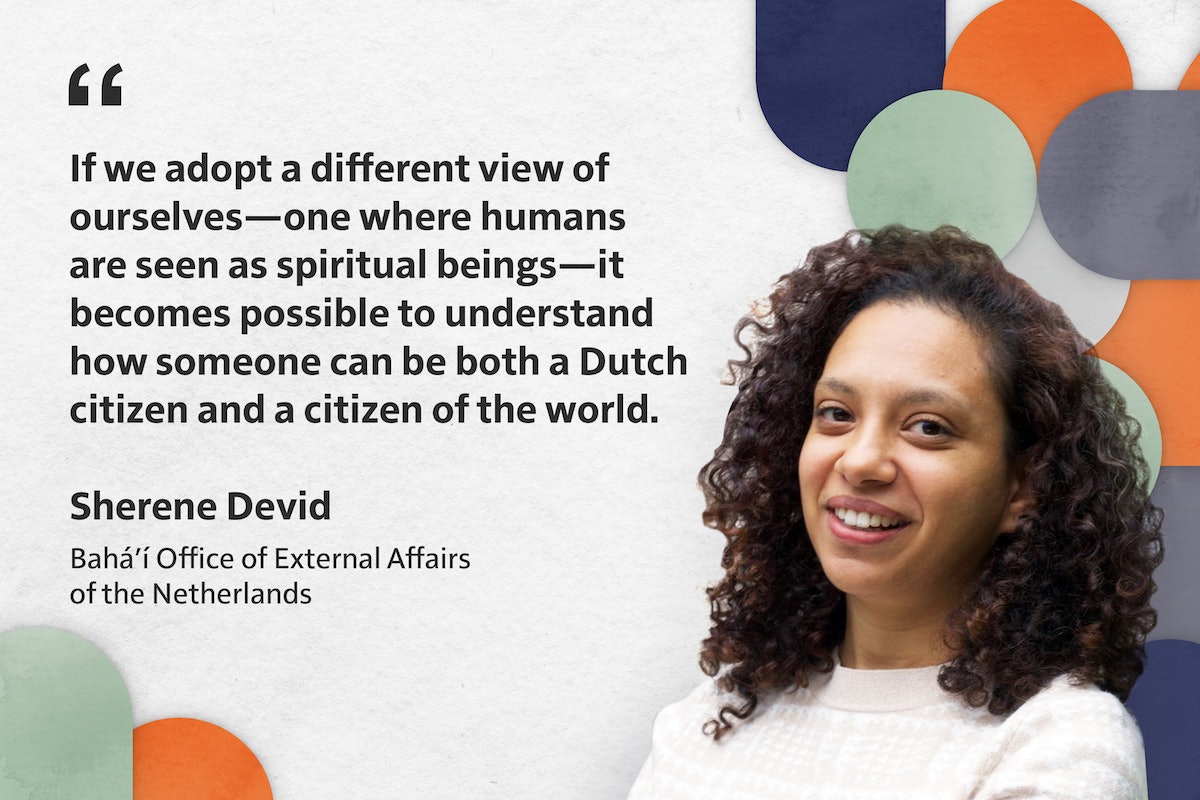 « Si nous adoptons une vision différente de nous-mêmes – une vision où les humains sont considérés comme des êtres spirituels – il devient possible de comprendre comment quelqu’un peut être à la fois un citoyen néerlandais et un citoyen du monde. » Sherene Devid