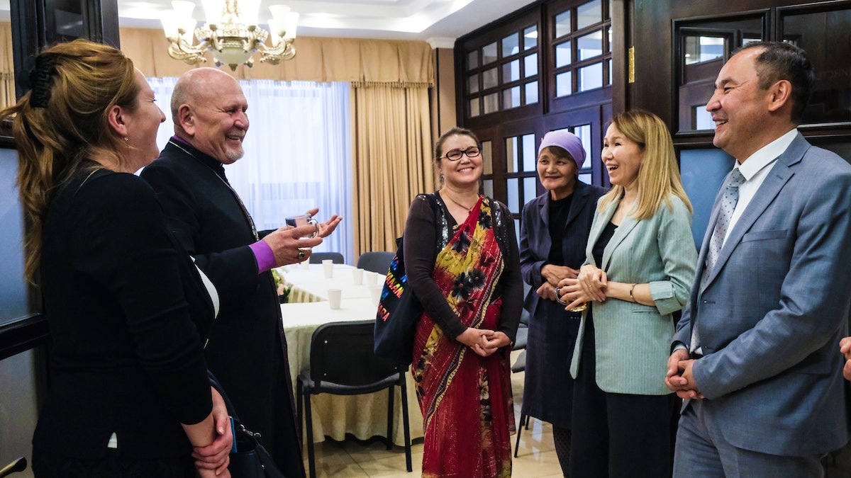 Des représentants de 13 communautés religieuses du Kazakhstan ont assisté à la réunion qui s’est tenue au Bureau national bahá’í.