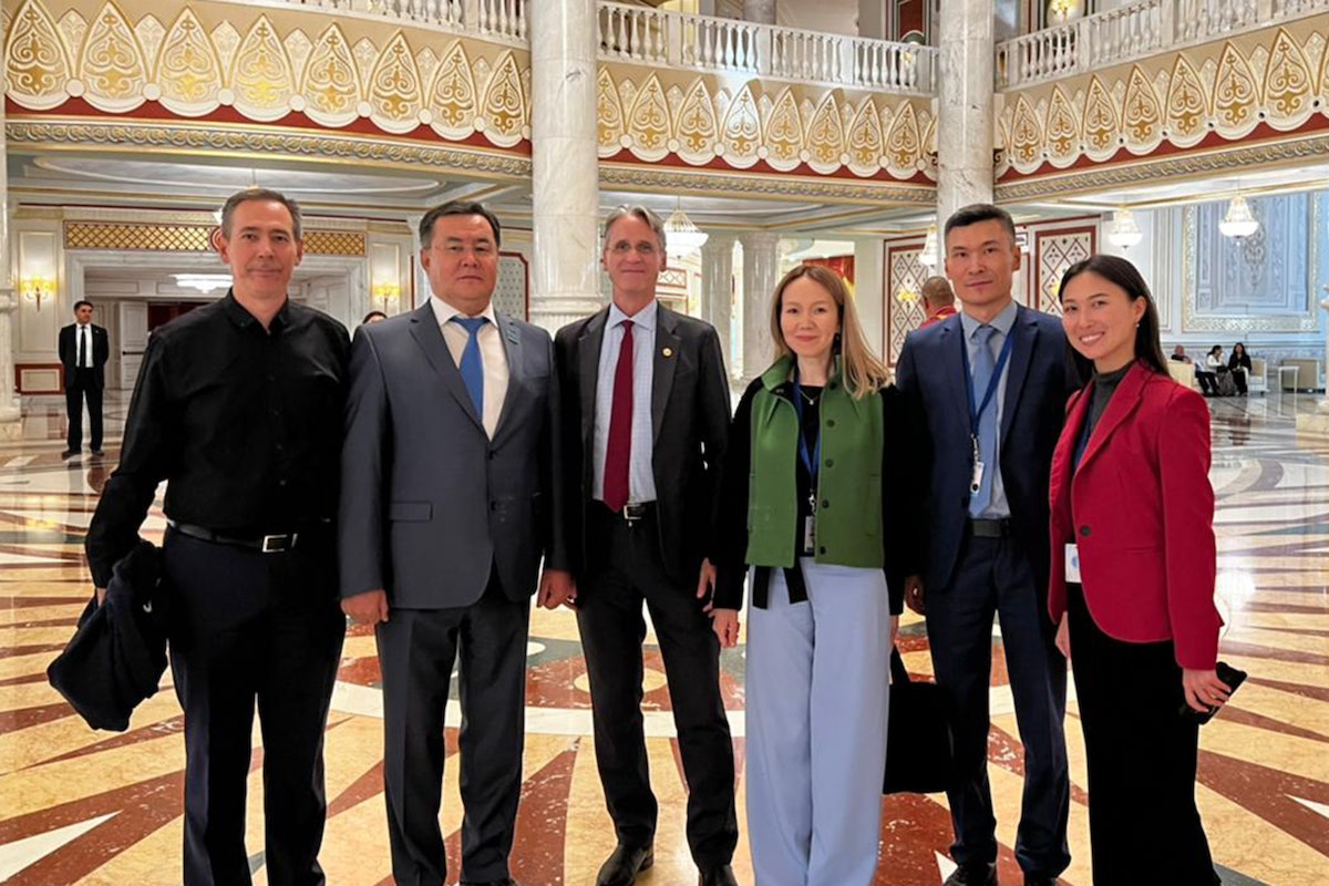 La délégation de la Communauté internationale bahá’íe avec le sénateur Nurlan Bekenov (deuxième à partir de la gauche) et l’officier de liaison Farida Kurmangaziyeva (à droite) lors d’une soirée présentant des performances artistiques sur le thème de « l’unité dans la diversité ».