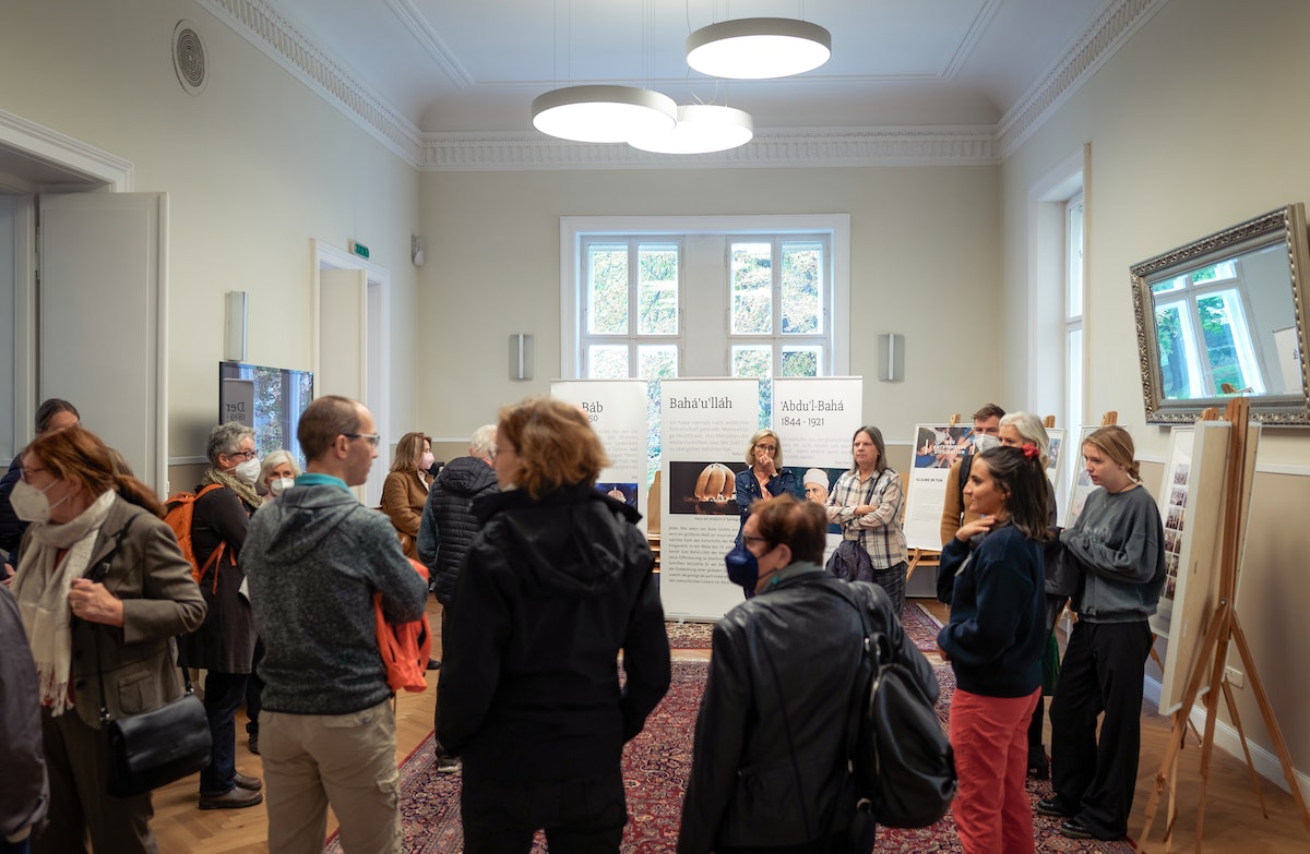 Exposition au Centre national bahá’í sur les activités bahá’íes de développement de communautés, organisée lors de la journée portes ouvertes.