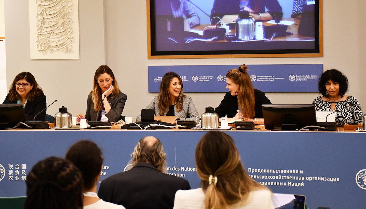 Participants du panel BIC (de gauche à droite) : Sanem Kavrul, chercheur travaillant avec des organisations d’inspiration bahá’íe en Afrique subsaharienne ; Diana Lenzi, jeune agricultrice et présidente du Conseil européen des jeunes agriculteurs (CEJA) ; Simin Fahandej du Bureau du BIC de Genève ; Genna Tesdall, directrice de Young Professionals for Agricultural Development (YPARD) (Jeunes professionnels pour le développement agricole) ; et Christina Petracchi, responsable de l’unité e-learning de la FAO.