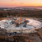 Les travaux de construction se poursuivent au mausolée de ‘Abdu’l-Bahá, les travaux sur la couche de base en béton de la berme ouest étant presque terminée.