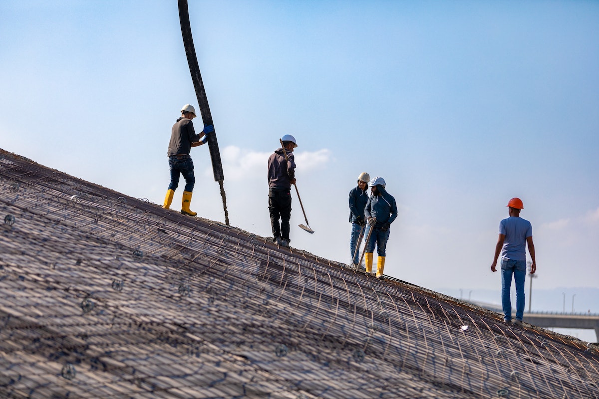 Le béton est injecté sur la pente de la berme.