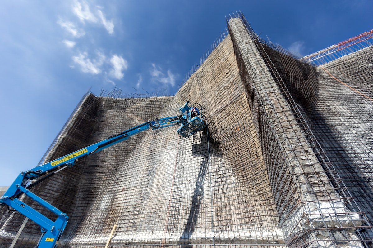 Des barres d’armature sont ajoutées au mur de la berme est, pour renforcer le béton projeté supplémentaire (béton pulvérisé plutôt que coulé) qui recouvrira les murs.