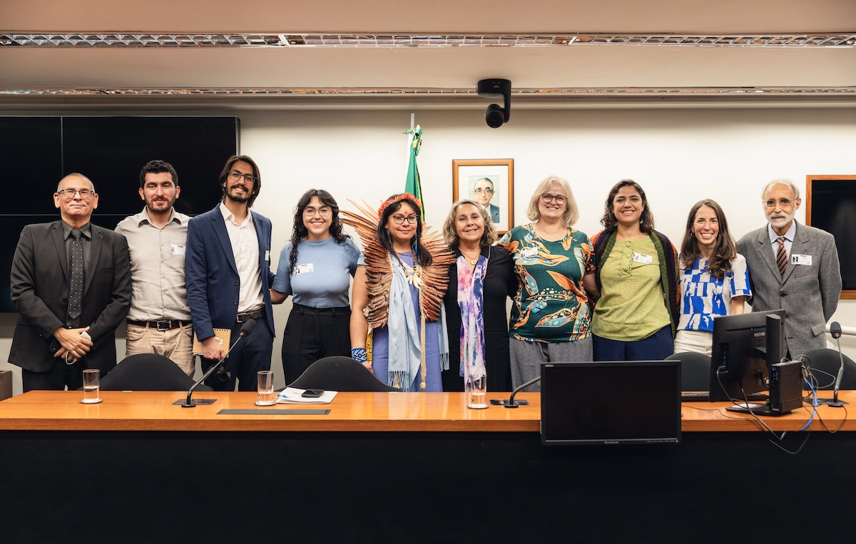 Photo de groupe comprenant certains des participants à la session publique tenue au Congrès national à Brasilia, au Brésil.