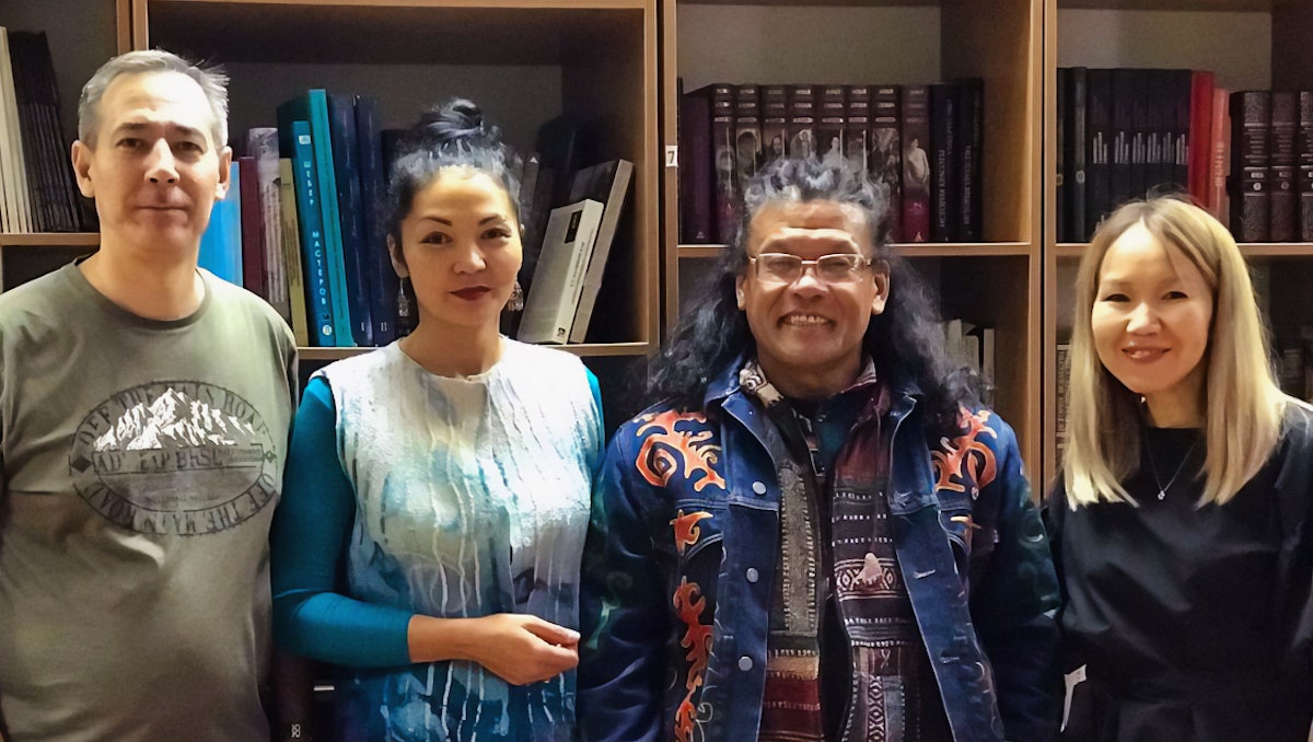 De gauche à droite : Timur Chekparbayev du Bureau bahá’í des affaires publiques au Kazakhstan, Nataliya Bazhenova, peintre et professeur d’art au musée Kasteev, Aziz Zairov, cinéaste, Lyazzat Yangaliyeva du Bureau.