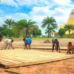 L’attente grandit alors que les visiteurs arrivent sur le site du temple de la RDC pour l’inauguration, samedi, de la toute première maison d’adoration bahá’íe nationale.