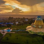 À la fin de la cérémonie d’inauguration de deux jours, la première maison d’adoration nationale bahá’íe au monde ouvre ses portes au public.
