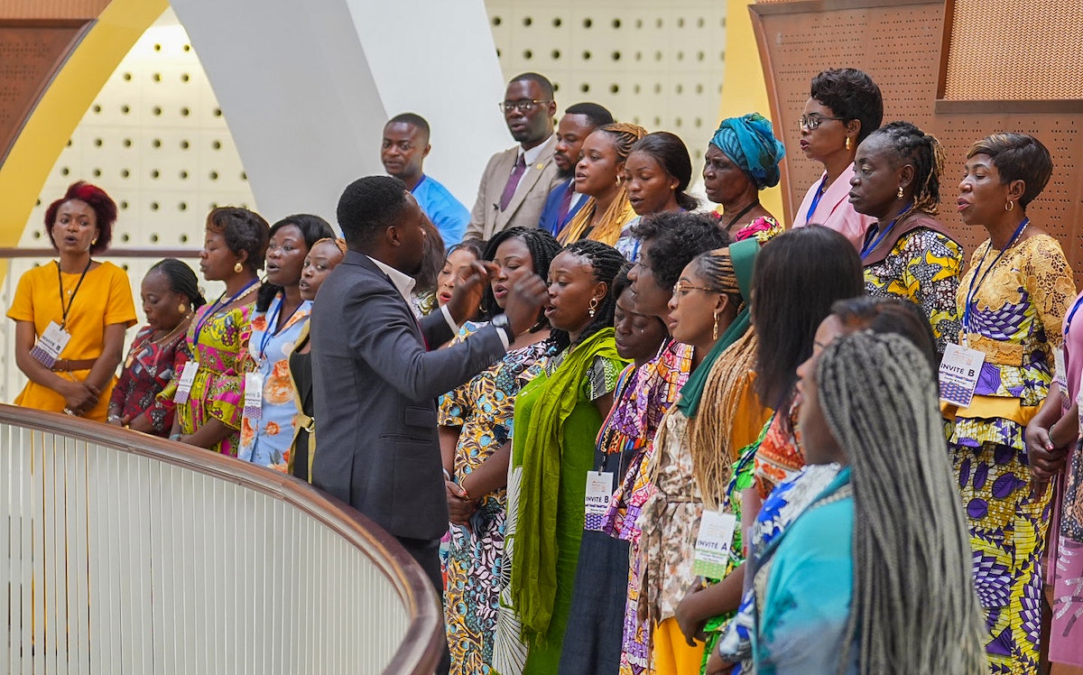 Une autre chorale chante sur la mezzanine du temple pendant le programme spirituel du deuxième jour.