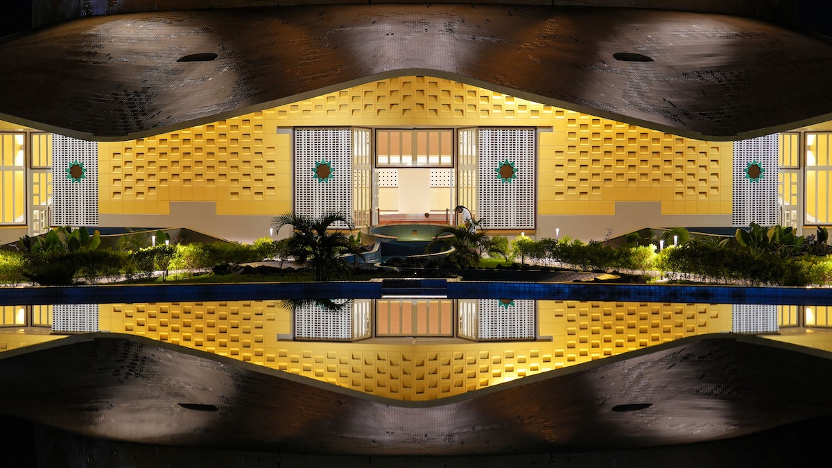 Vue de l’une des entrées du temple et de son reflet dans le bassin adjacent.