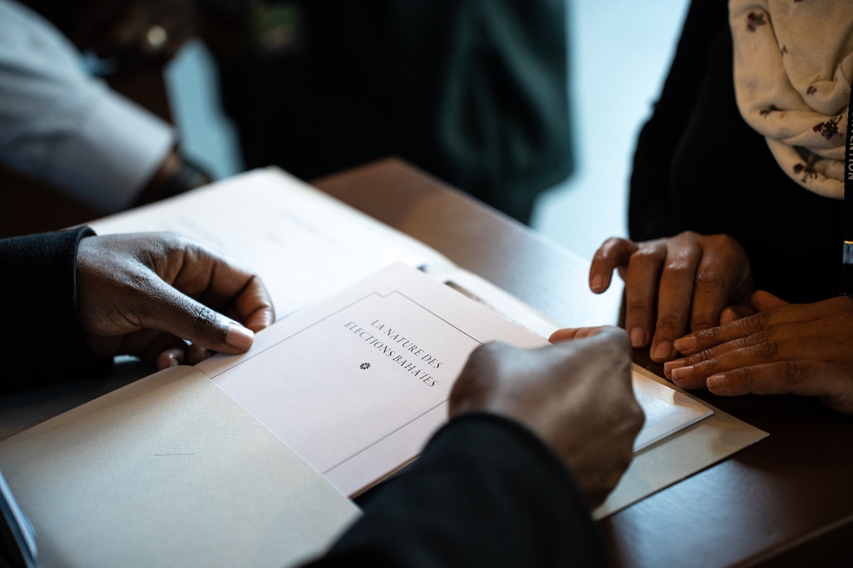 Une participante reçoit un ensemble de documents lors de son inscription.