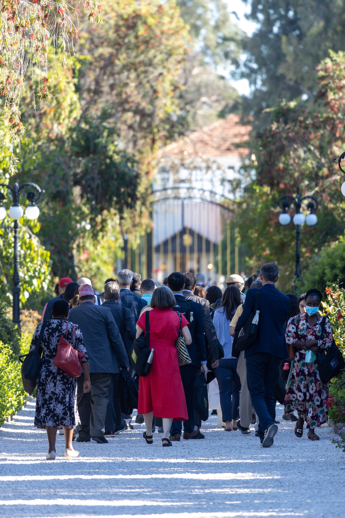 Délégués à l’extérieur de la porte Amelia Collins alors qu’ils s’approchent du tombeau de Bahá’u’lláh.