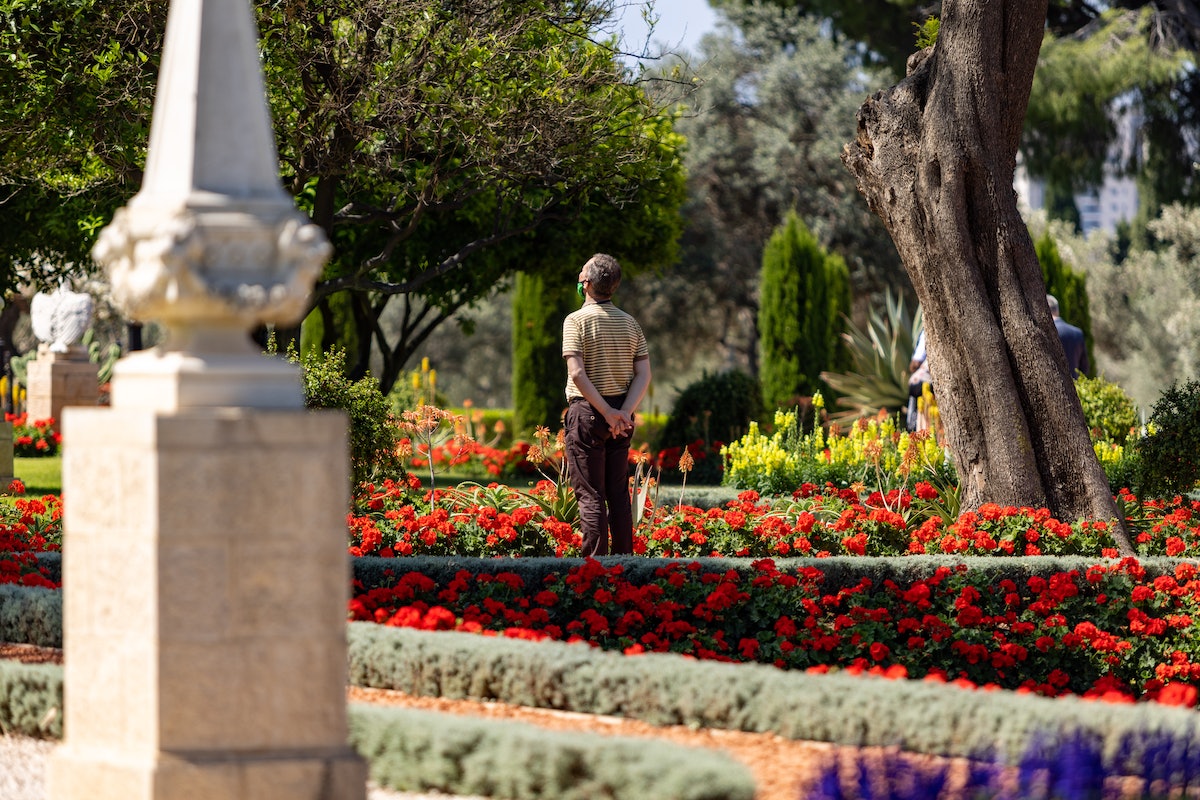 Délégué priant dans les jardins entourant le tombeau de Bahá’u’lláh.