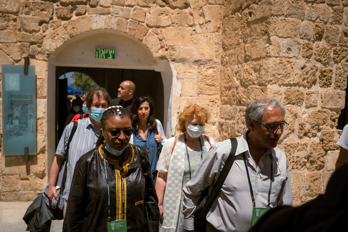Délégués passant par l’entrée de la citadelle pour se rendre à la cellule de la prison.