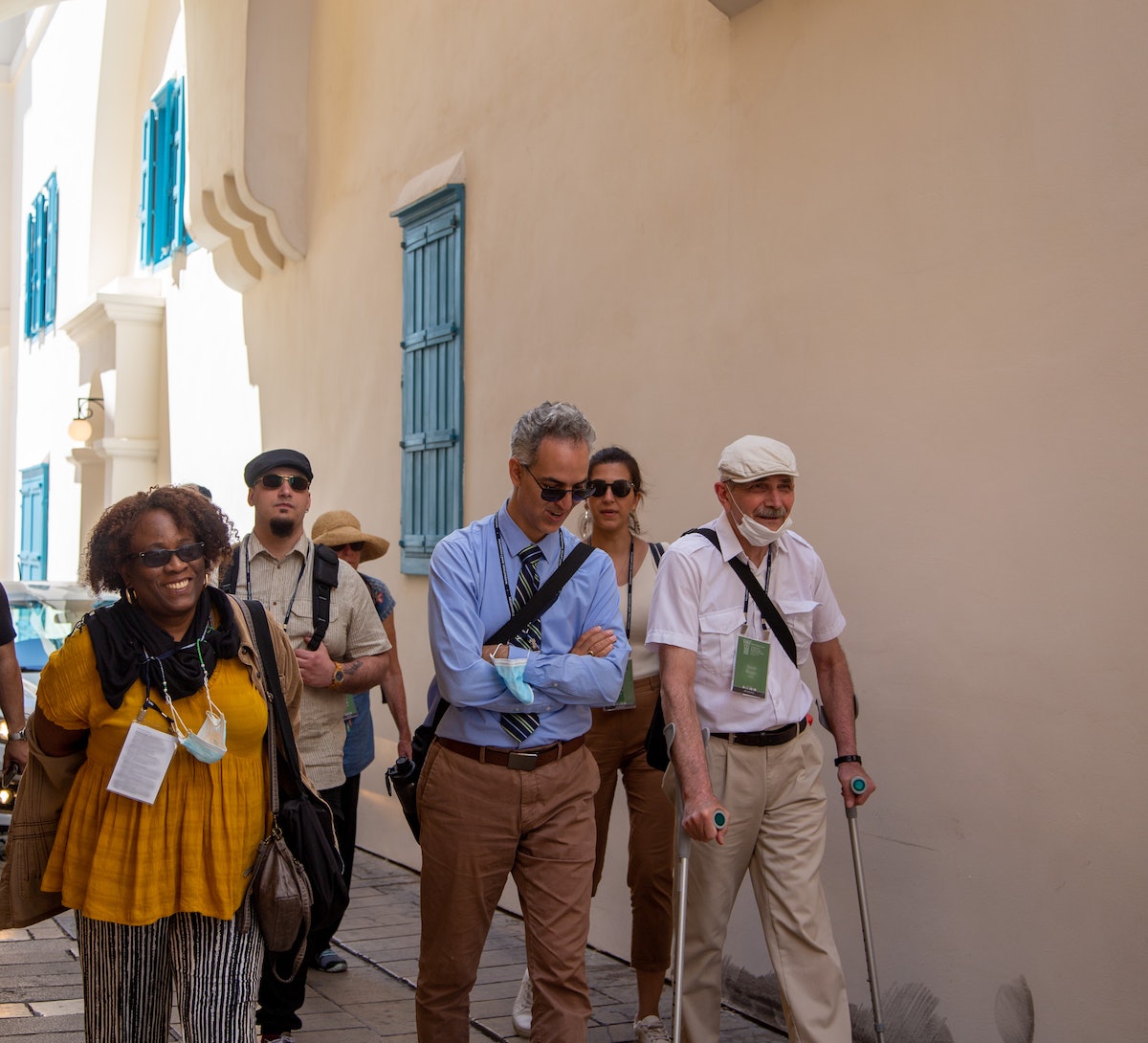 Un groupe de participants à la Convention passe par la ruelle à côté de la maison de ‘Abbúd.