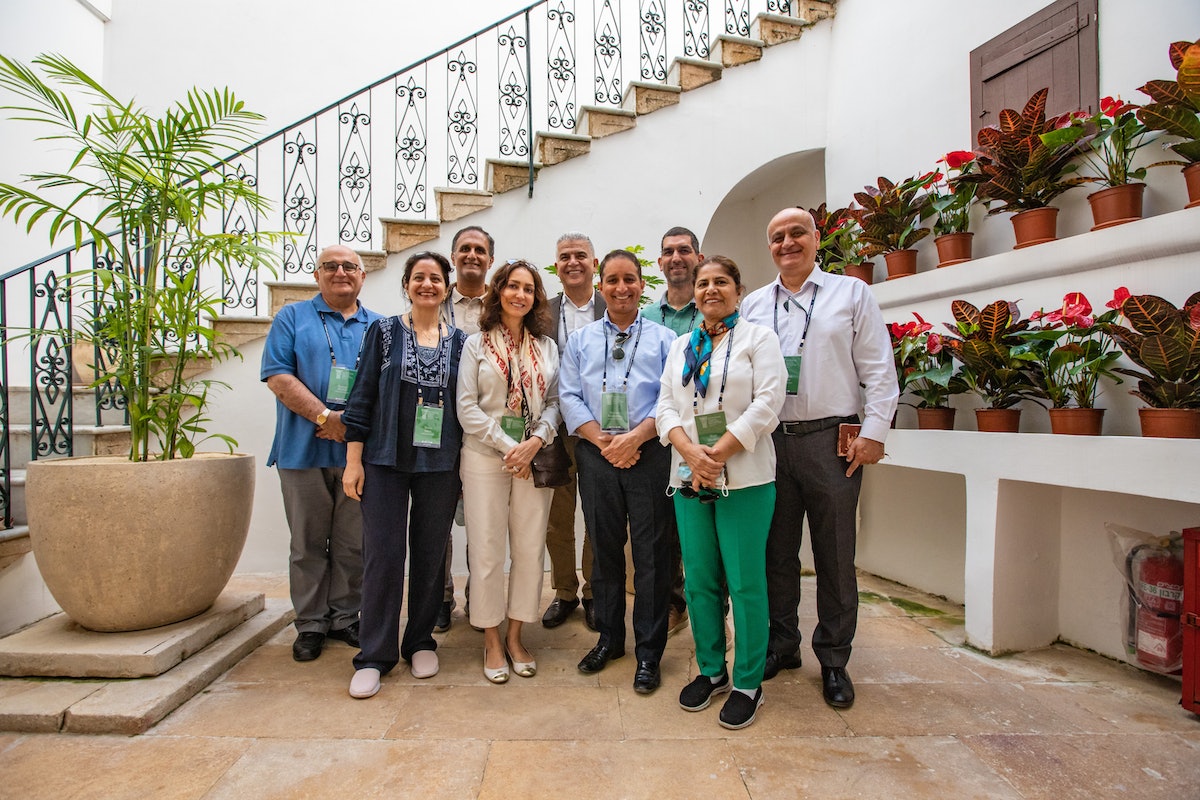 Les membres de l’Assemblée spirituelle nationale des bahá’ís des Émirats arabes unis à la maison de ‘Abbúd.