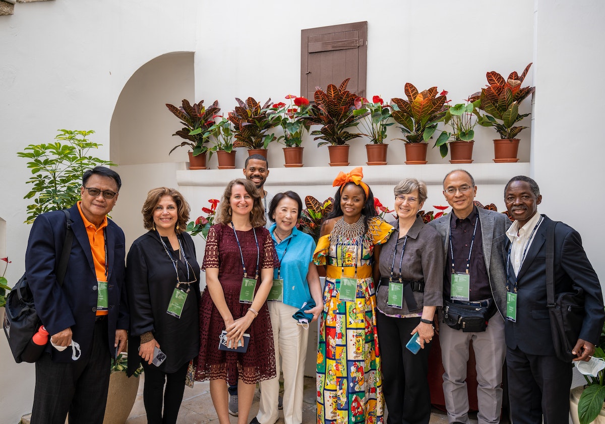 Des délégués d’Angola, du Japon et du Laos visitent ensemble la maison de ‘Abbúd.