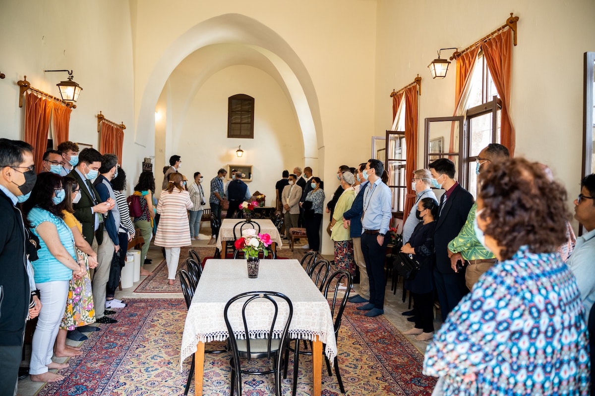Délégués se rassemblant dans le hall d’entrée du manoir de Mazra’ih.