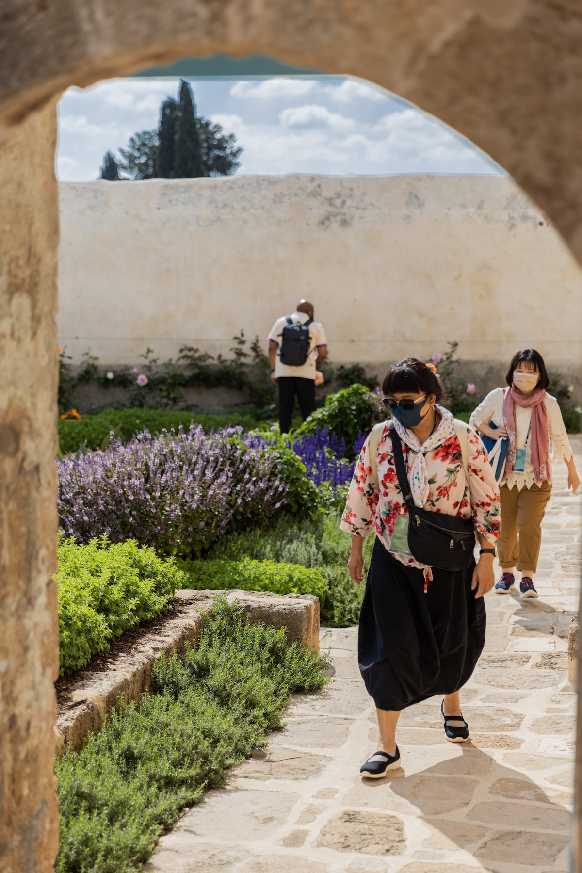 Des déléguées de Taïwan se promènent dans les jardins du manoir de Mazra’ih.