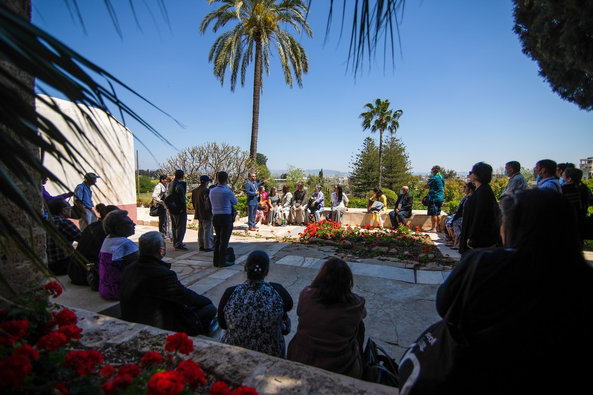 Les délégués écoutent les explications d’un guide lors de leur visite du manoir de Mazra’ih.