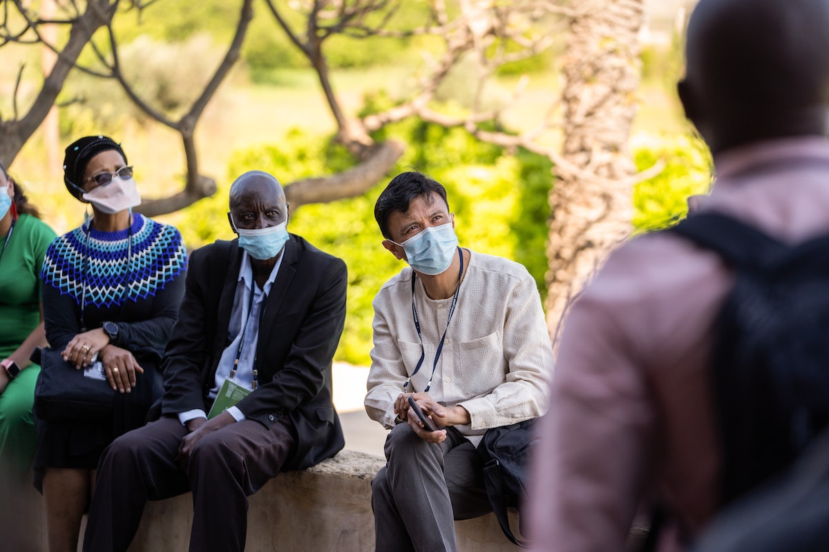 Un groupe international de délégués réunis au manoir de Mazra’ih.