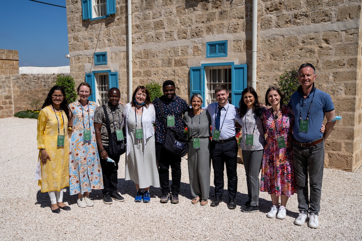 Des délégués de Croatie, qui assistent pour la première fois à la première Convention internationale depuis la formation de leur Assemblée spirituelle nationale, se joignent à d’autres de Sierra Leone au manoir de Mazra’ih.