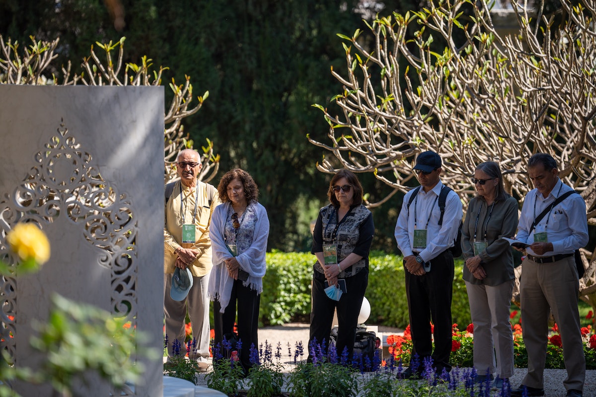 Des délégués de l’Équateur se recueillent sur la tombe d’Amatu’l-Bahá Rúhíyyih Khánum.